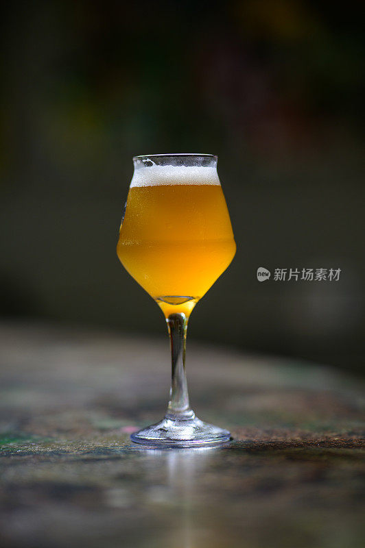 "为简单干杯:啤酒和花生的喜悦"桌上有一大杯冰啤酒